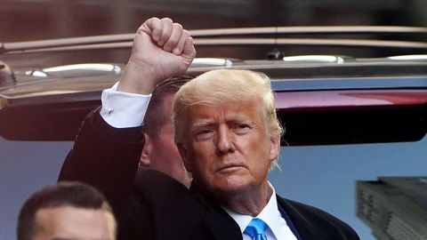 Trump saluda a sus seguidores en Nueva York