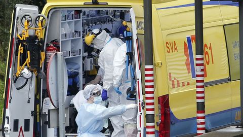Técnicos en emergencias sanitarias, en el hospital Montecelo, de Pontevedra, durante la tercera ola de la pandemia