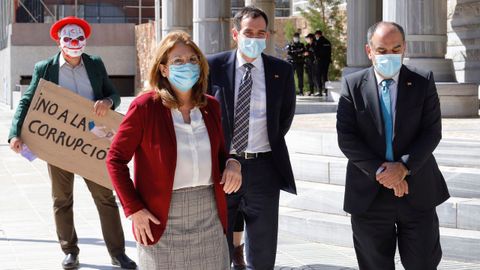 Los tres diputados expulsados de Vox Mabel Campuzano, Juan José Liarte y Francisco Carrera, a su salida del debate sobre la moción de censura en Murcia
