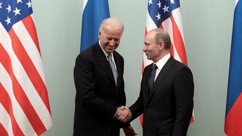 Biden saludando a Putin durante una visita a Moscú en el 2011, cuando era vicepresidente de Obama.