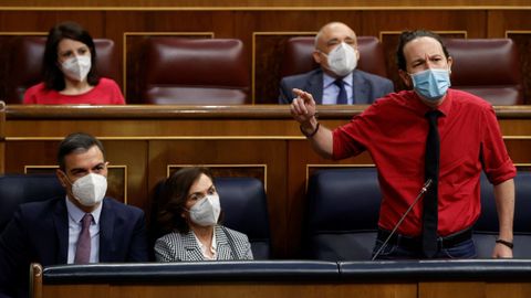 El vicepresidente segundo del Gobierno, Pablo Iglesias, interviene en la sesión de control bajo la mirada del presidente del Ejecutivo, Pedro Sánchez, y la vicepresidenta primera, Carmen Calvo.