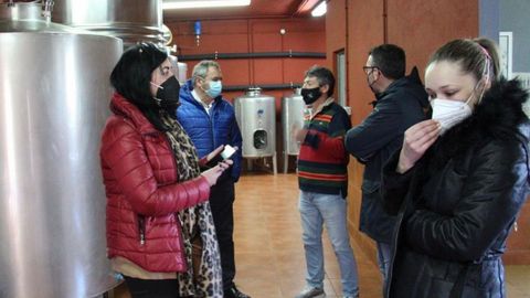 Los populares visitaron una de las bodegas que embotellan vino en Negueira de Muñiz