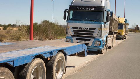 Los transportistas tienen que dejar sus vehículos en los polígonos, como As Gándaras de Lugo, por falta de un lugar seguro