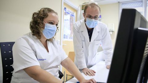 Imagen de archivo de dos enfermeros en el centro de salud de Fingoi