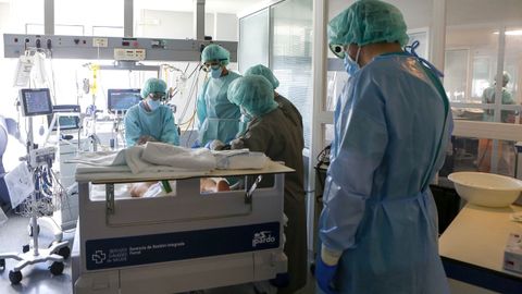 En la uci del Marcide se necesitan muchos sanitarios para atender a los pacientes covid