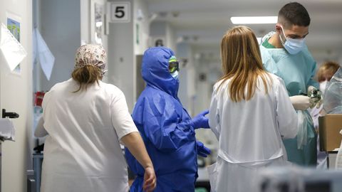 Zona en la que los sanitarios del CHUF se ponen los trajes de protección para atender a pacientes covid en la uci