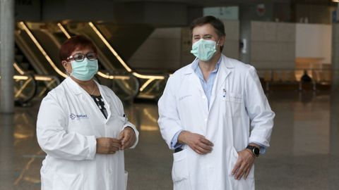Isabel Diéguez, jefa de las ucis del CHUF, y Francisco Castro, jefe de la unidad de Anestesia y Reanimación, que se unió al servicio de ucistas para ayudarles en la pandemia
