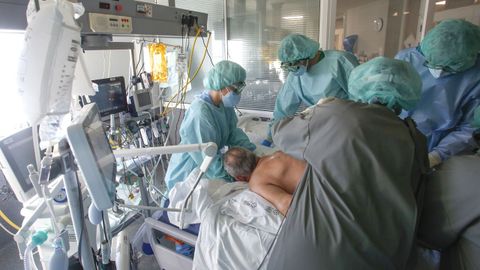 Sanitarios atendiendo a un enfermo sedado de covid en la uci del área sanitaria de Ferrol