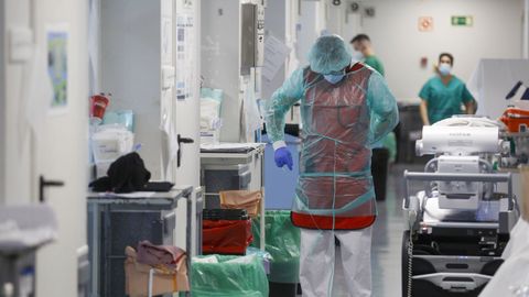 Un sanitario colocándose un epi