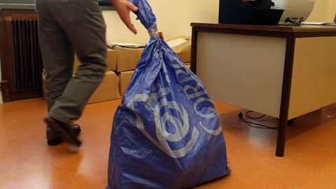 Una saca con votos de la emigración en las elecciones gallegas del año 2005