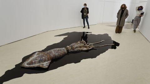 La muestra ordenada cromáticamente concluye con la obra de David Zink Yi.