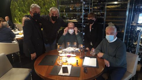 El alcalde Julio Álvarez, a la izquierda, junto con el presentador Carlos Sobera. A su lado, Manuel Villanueva, la sumiller quiroguesa Mónica Fernández y el concejal José Luis Ribera