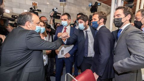 Los diputados expulsados de Vox Francisco Carrera y Juan José Liarte son saludados por el presidente de Murcia, Fernando López Miras, Pablo Casado, y Teodoro García Egea tras el pleno de la moción de censura presentada por PSOE y Cs que no ha prosperado gracias a los votos de dichos parlamentarios.