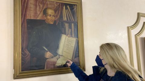 La concejala del PP Beatriz Vázquez ante el retrato del doctor Castro en el salón de plenos de Lugo