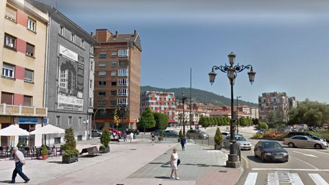A la izquierda, destacada en blanco y negro, la Casa de los Tiros de Oviedo poco antes de su reforma. Durante la Guerra Civil no había edificios a sus lados, por lo que sirvió de punto estratégico del cerco republicano a la ciudad
