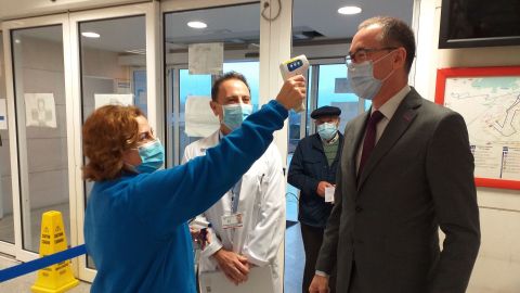 Una sanitaria toma la temperatura al consejero de Salud, Pablo Fernández Muñiz, en presencia del gerente de área sanitaria V, Manuel Bayona, en el hospital de Cabueñes