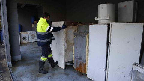 Restos de chatarra y grandes electrodomésticos en el punto limpio de Pontevedra