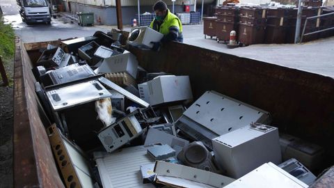 Restos de material electrónico en el punto limpio de Pontevedra, situado en el polígono de O Campiño