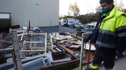 Restos de somieres y otro mobiliario en el punto limpio de Pontevedra