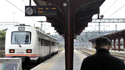 Entrada del tren de Ferrol en la estación de San Cristóbal.