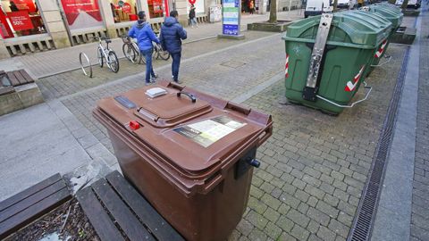 Contenedores del plan Composta (marrón) y de orgánicos en las calles de Pontevedra