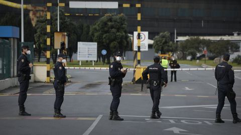 Policías en la fábrica de Alu Ibérica en A Coruña. Imagen de archivo