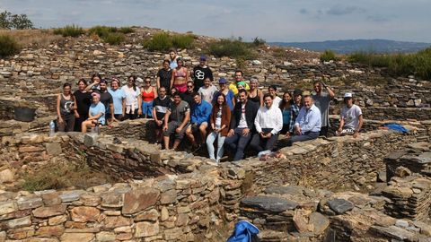 Jóvenes gallegos y lucenses que viven en el extranjero y participan en los campos de voluntariado que promueve la Xunta, como en el castro de Castromaior, en Portomarín