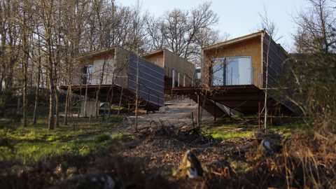 El uso de madera para la construcción de las cabañas ha permitido que pasen casi desapercibidas al mimetizarse con el paisaje