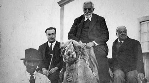 Miguel de Unamuno acompañado por Ramón Castañeyra (con bastón), en Fuerteventura