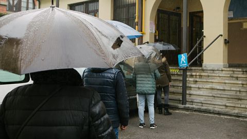 Cientos de personas acuden a diario a entidades sociales para pedir comida