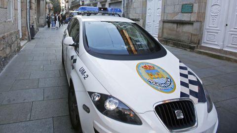 Imagen de archivo de una patrulla de la Policía Local por las calles de Pontevedra