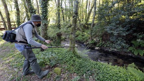 Un pescador en el río Armenteira, afluente del Umia