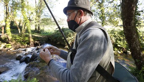 Un pescador en el río Armenteira, afluente del Umia