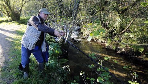 Un pescador en el río Armenteira, afluente del Umia