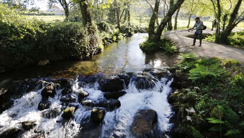 Un pescador en el río Armenteira, afluente del Umia