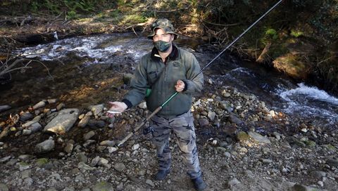 Un pescador en el río Armenteira, afluente del Umia