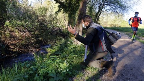 Un pescador en el río Armenteira, afluente del Umia