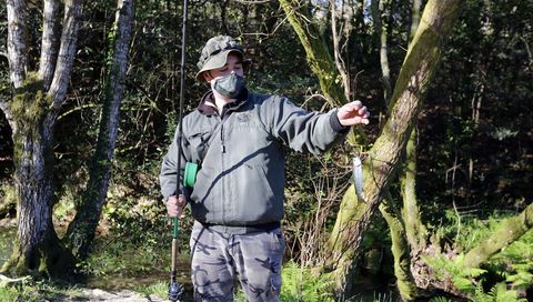 Un pescador en el río Armenteira, afluente del Umia
