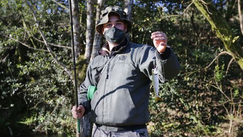 Un pescador en el río Armenteira, afluente del Umia