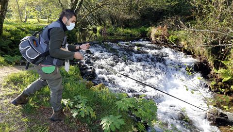Un pescador en el río Armenteira, afluente del Umia
