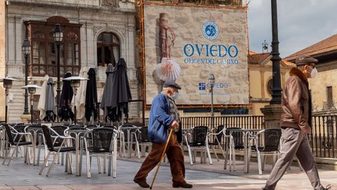 Varias personas caminan por la plaza de la Catedral de Oviedo