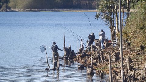 Pescadores en el embalse de As Forcadas, en Ferrol