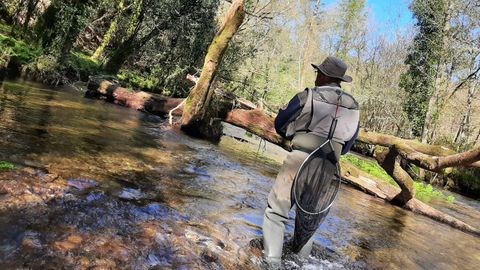 Primer día de pesca en el Deva, en A Cañiza