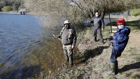Varios pescadores, en Zamáns, Vigo