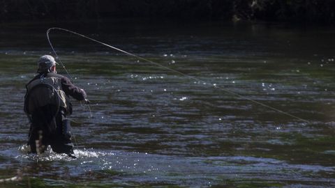 Un pescador, en el río Tambre, en la zona de Chaián