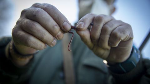 Un pescador, en el rego de Gatofero, en A Grixoa
