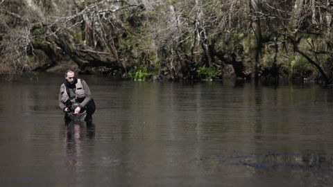 Pescador en el coto de Baamonde, en el río Parga