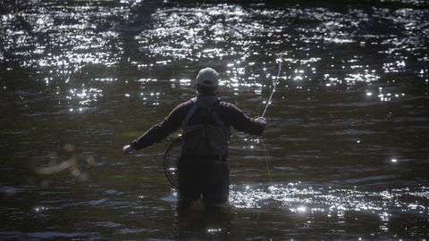 Pescador, en el río Tambre, en la zona de Chaián