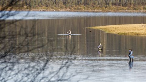 Aficionados en el embalse de As Forcadas, en Valdoviño