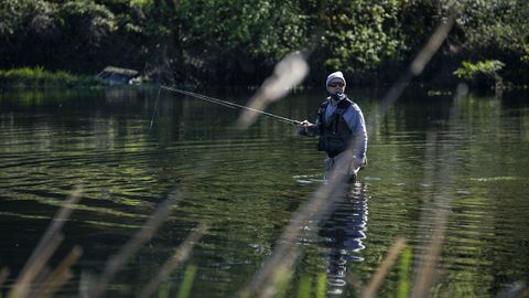 Pescadores en el río Avia, a la altura de A Veronza